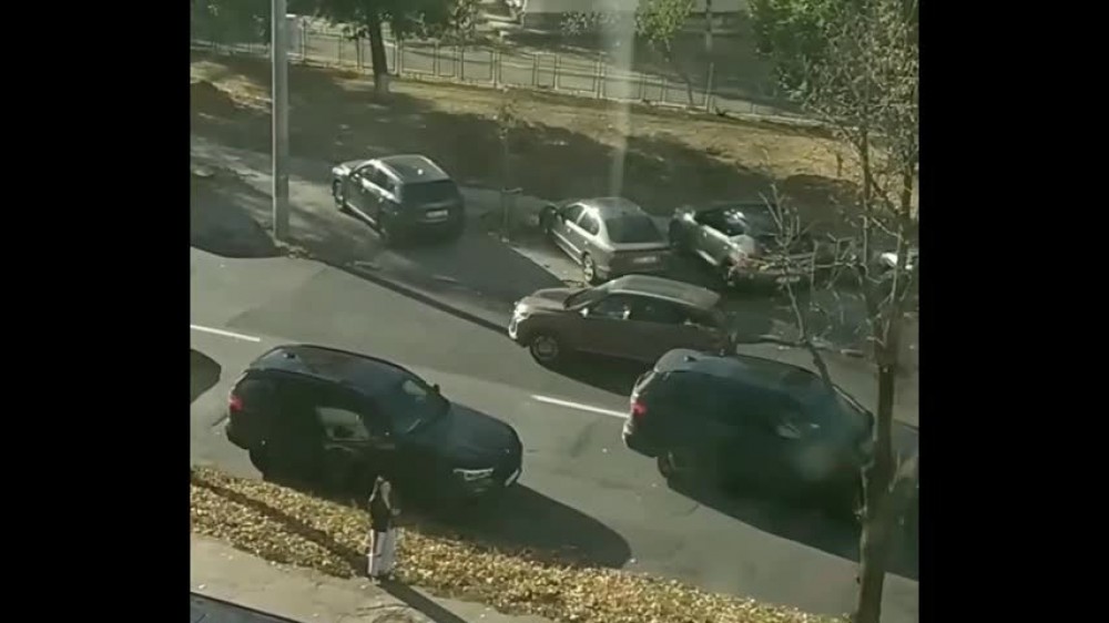 Chișinău: Un tânăr a fost bătut în plină stradă și impus să ceară scuze în genunchi